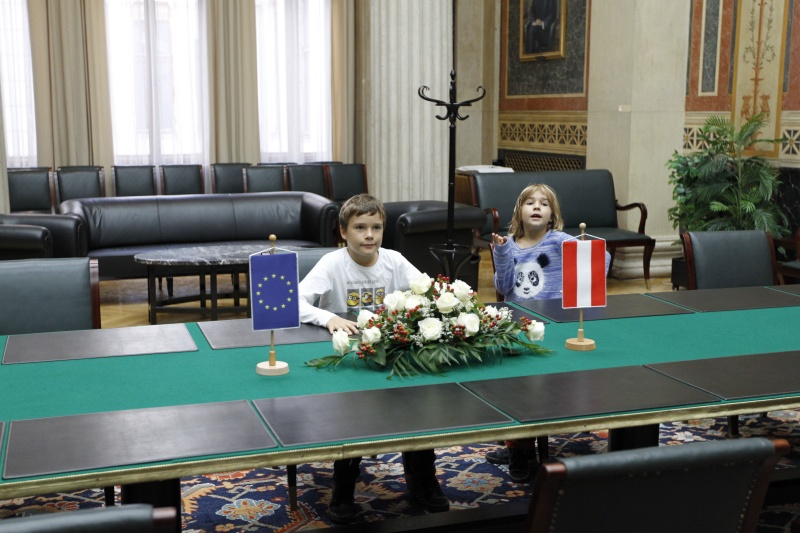 Zwei junge Besucher am Besprechungstisch