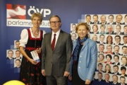 von links: Nationalratsabgeordnete Martina Diesner-Wais (V), Zweiter Nationalratspräsident Karlheinz Kopf  (V) und Nationalratsabgeordnete Brigitte Jank (V) informieren die BesucherInnen