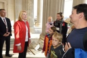 Nationalratspräsidentin Doris Bures (S) begrüßt die BesucherInnen