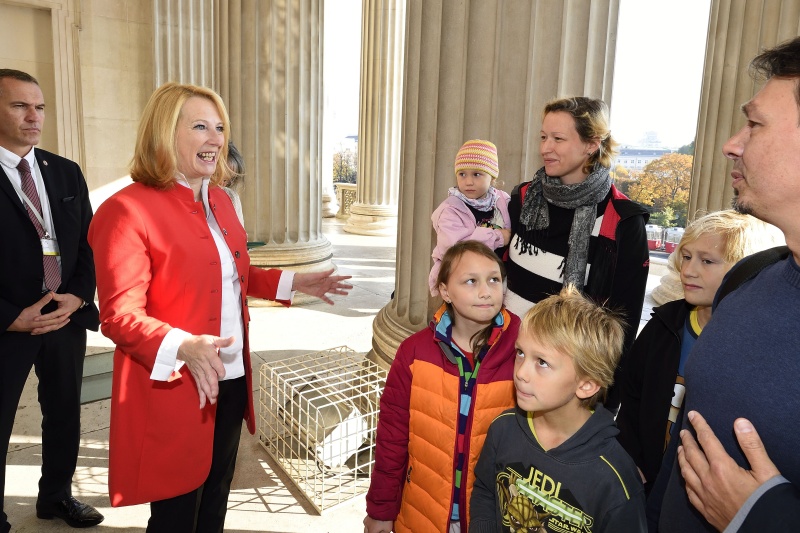 Nationalratspräsidentin Doris Bures (S) begrüßt die BesucherInnen