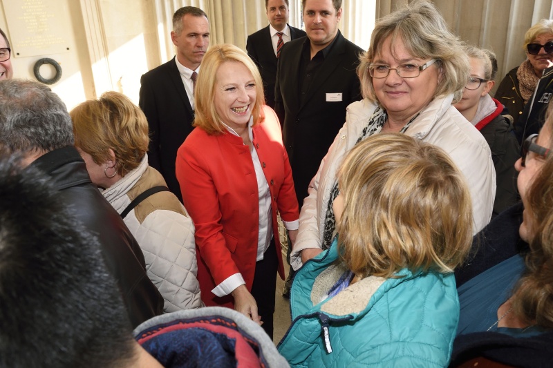 Nationalratspräsidentin Doris Bures (S) begrüßt die BesucherInnen