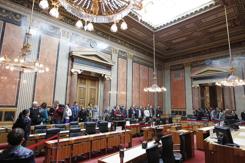 BesucherInnen besichtigen den Bundesratssitzungssaal