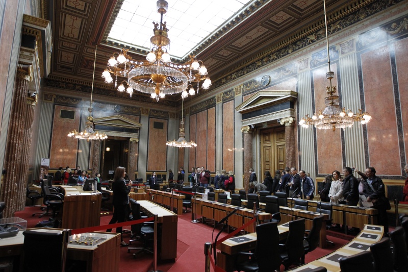 BesucherInnen besichtigen den Bundesratssitzungssaal