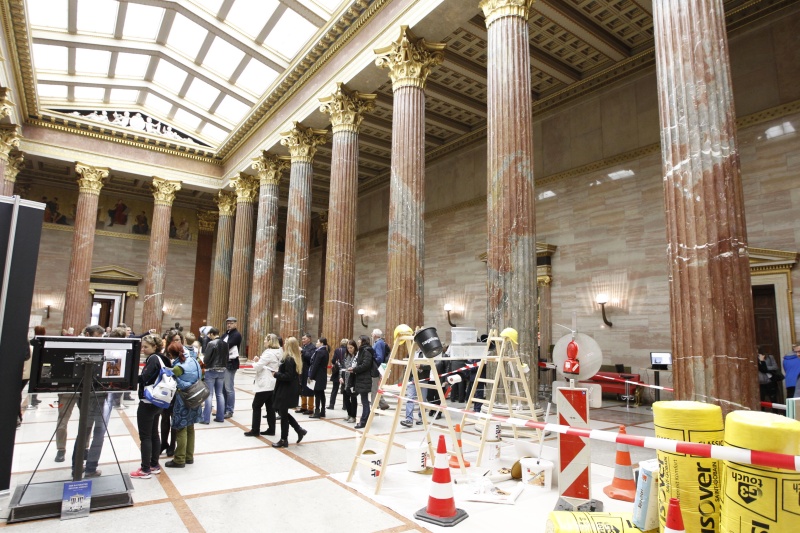 BesucherInnen informieren sich in der Säulenhalle