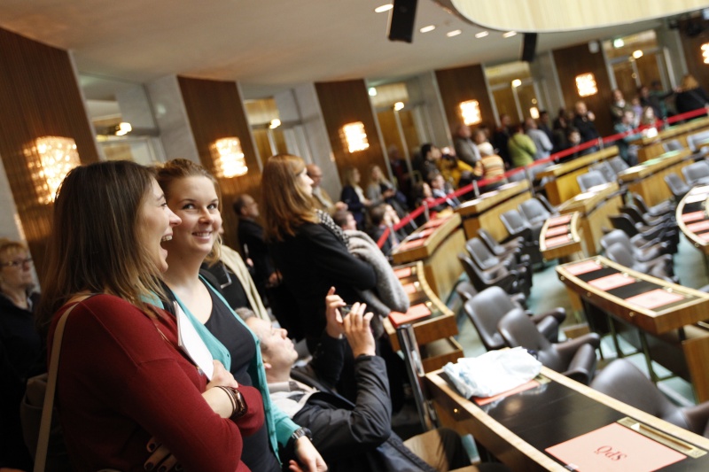 BesucherInnen besichtigen den Nationalratssitzungssaal