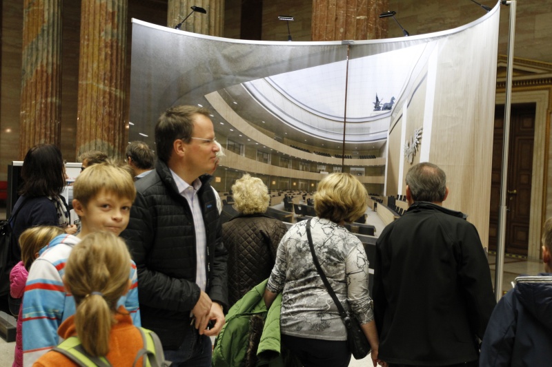BesucherInnen informieren sich über den geplanten Parlamentsumbau