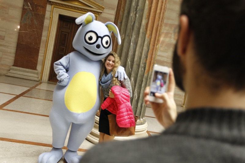 Besucherin mit dem Demokratiewerkstattmaskottchen