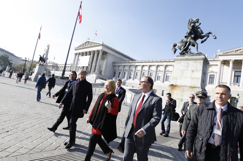 Nationalratspräsidentin Doris Bures (S) und Zweiter Nationalratspräsident Karlheinz Kopf (V) auf dem Weg zur Angelobung von Rekruten auf dem Heldenplatz