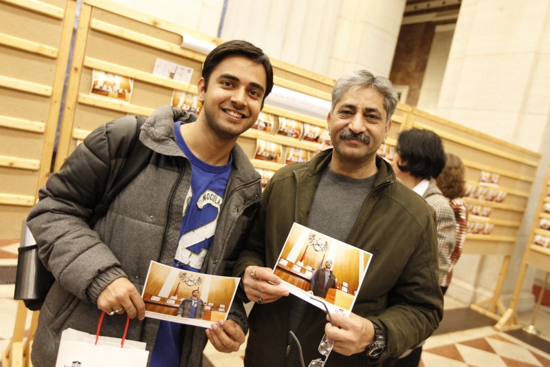 BesucherInnen mit den Rednerpultfotos vom Nationalratssitzungssaal
