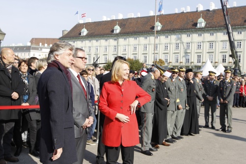 Nationalratspräsidentin Doris Bures (S) und Zweiter Nationalratspräsident Karlheinz Kopf (V) bei der Angelobung von Rekruten auf dem Heldenplatz