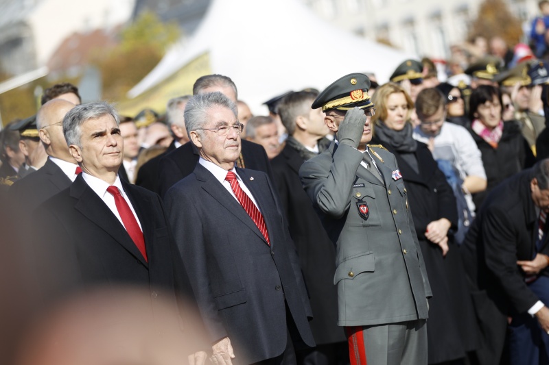 Bundeskanzler Werner Faymann und Bundspräsident Heinz Fischer (Mitte) bei der Angelobung