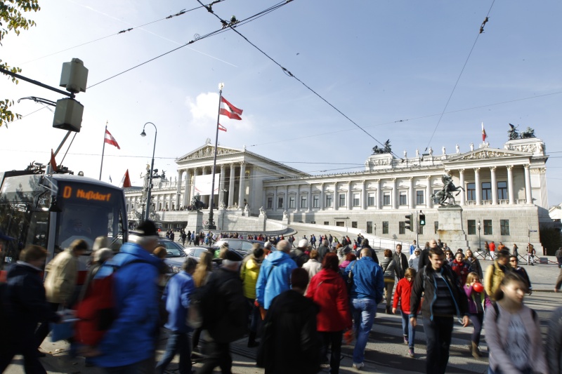 BesucherInnen vor dem Parlamentsgebäude
