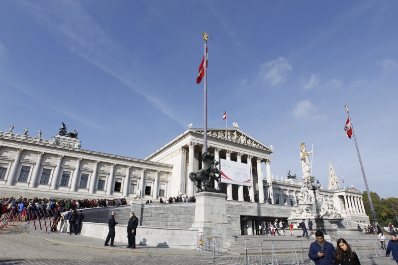 BesucherInnen vor dem Parlamentsgebäude