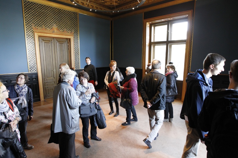 BesucherInnen besichtigen das Palais Epstein