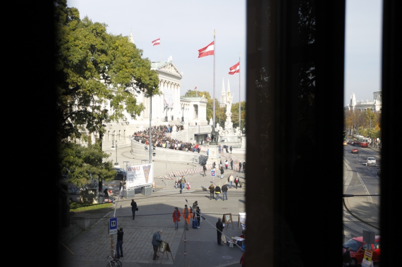 Blick vom Parlais Epstein auf das Parlamentsgebäude
