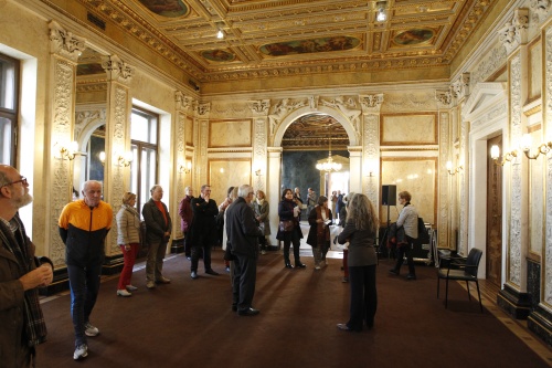 BesucherInnen besichtigen das Palais Epstein
