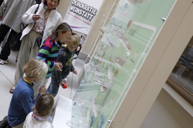 BesucherInnen besichtigen das Palais Epstein