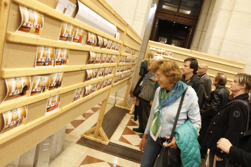BesucherInnen mit den Rednerpultfotos vom Nationalratssitzungssaal