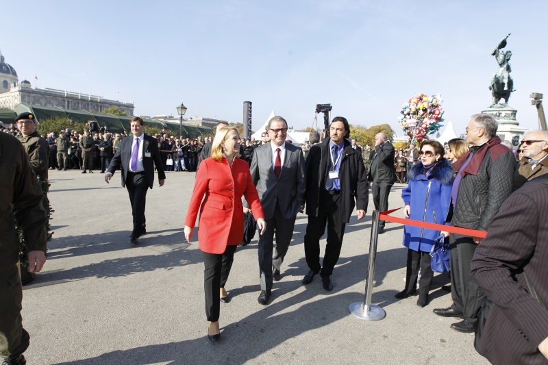 Nationalratspräsidentin Doris Bures (S) und Zweiter Nationalratspräsident Karlheinz Kopf (V) auf dem Weg zur Angelobung von Rekruten auf dem Heldenplatz