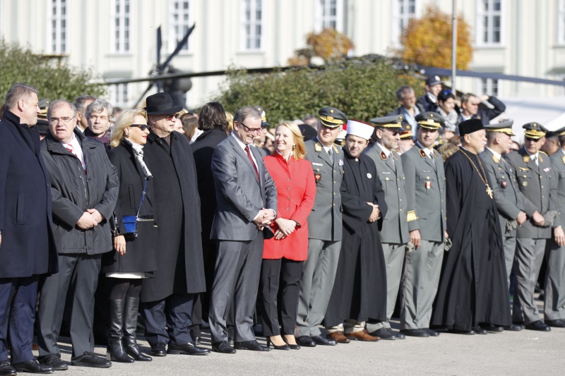 Nationalratspräsidentin Doris Bures (S) (Mitte) und Zweiter Nationalratspräsident Karlheinz Kopf (V) bei der Angelobung von Rekruten auf dem Heldenplatz
