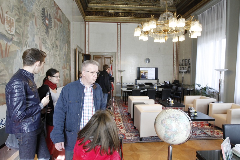BesucherInnen besichtigen das Parlamentsgebäude