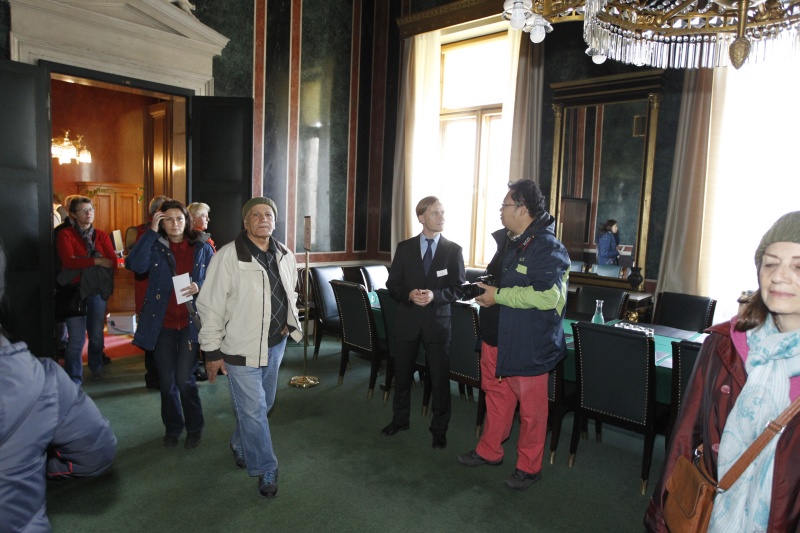 BesucherInnen besichtigen das Parlamentsgebäude