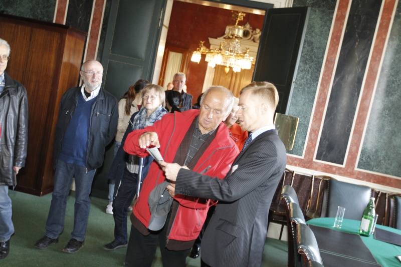 BesucherInnen besichtigen das Parlamentsgebäude