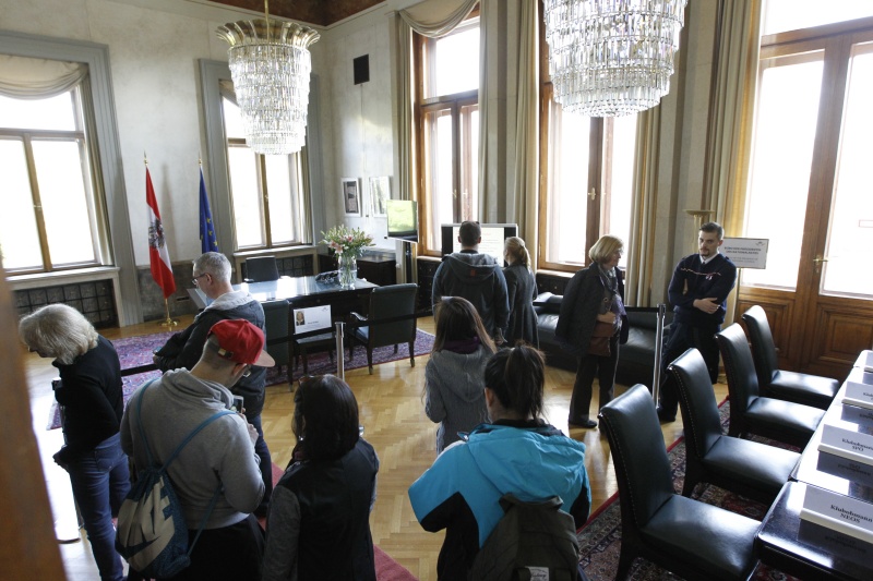 BesucherInnen besichtigen das Parlamentsgebäude