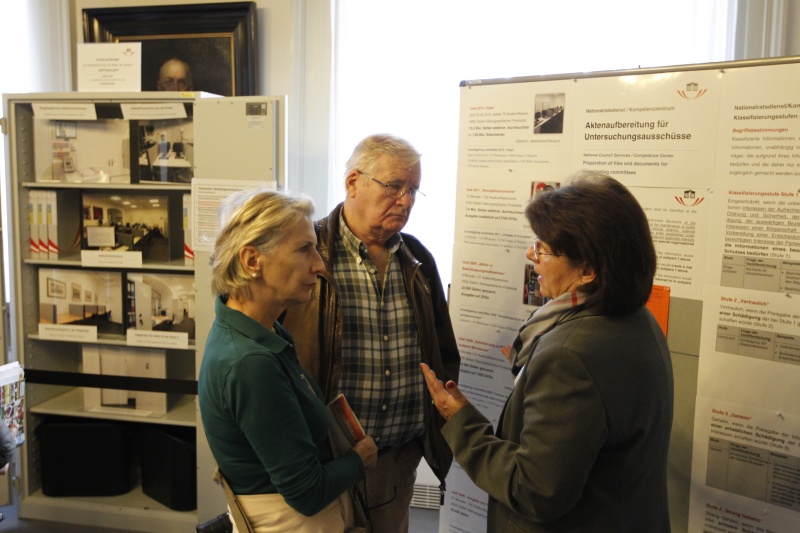 BesucherInnen informieren sich über den Untersuchungsausschuß