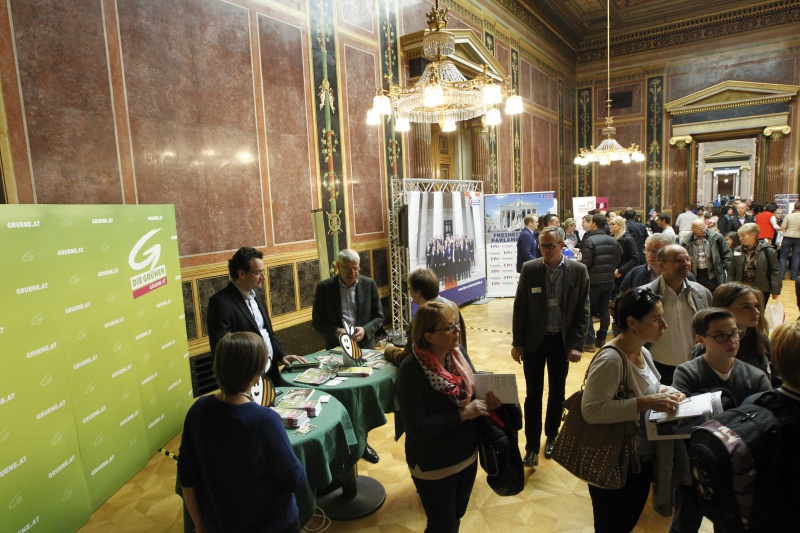 Nationalratsabgeordnete aller Parlamentsparteien geben Auskunft