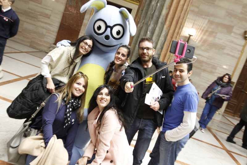 BesucherInnen mit dem Demokratiewerkstattmaskottchen