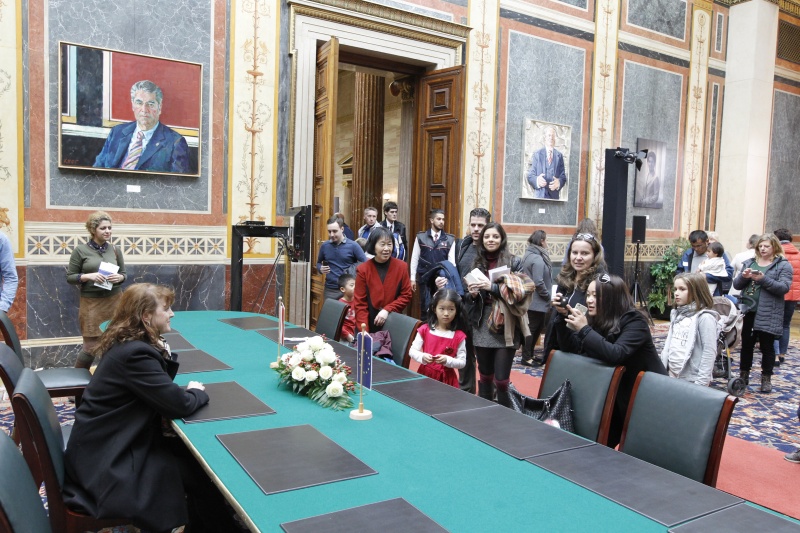 BesucherInnen besichtigen das Parlamentsgebäude