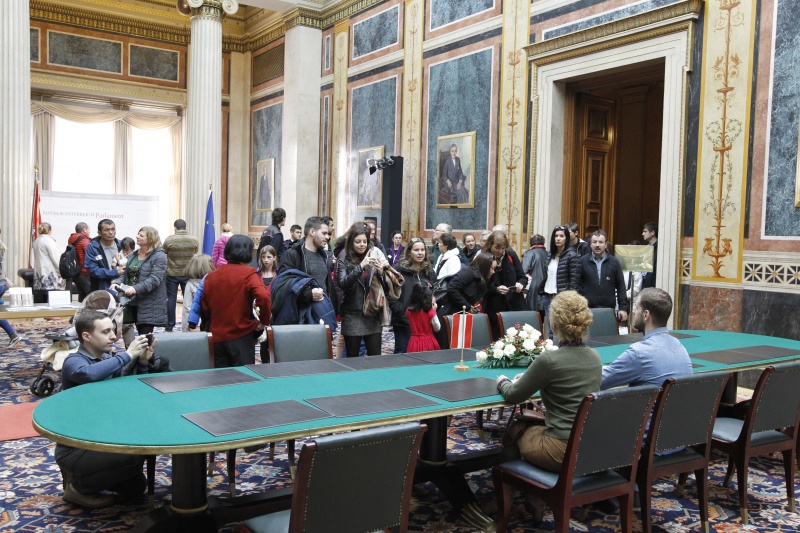 BesucherInnen besichtigen das Parlamentsgebäude