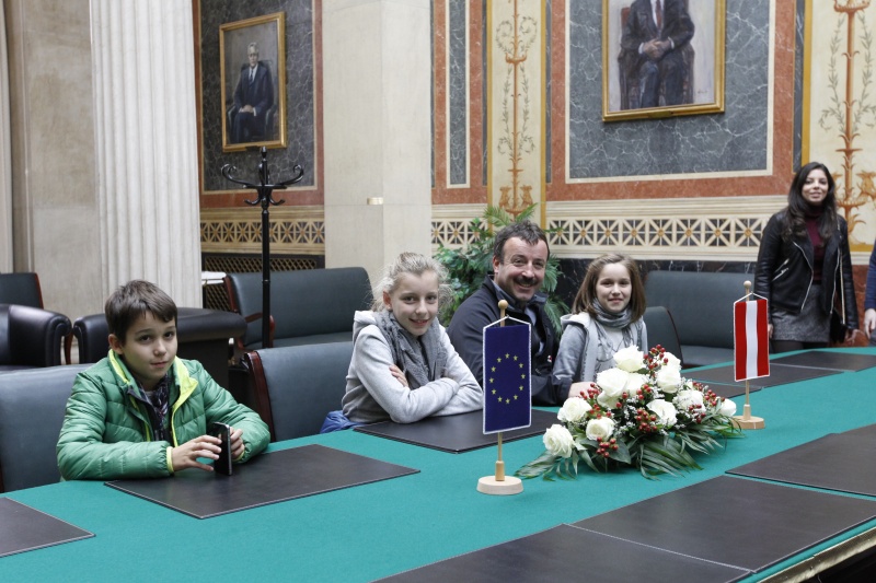 BesucherInnen besichtigen das Parlamentsgebäude