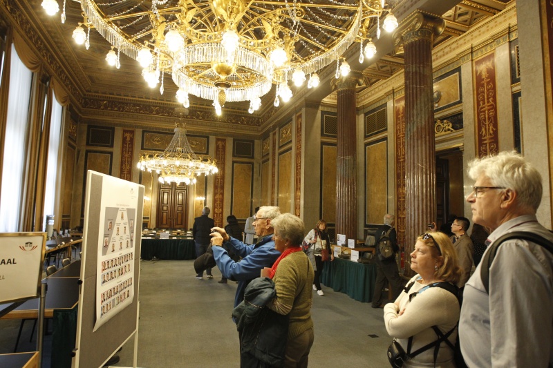 BesucherInnen informieren sich über den Untersuchungsausschuß