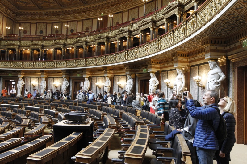 BesucherInnen besichtigen das Parlamentsgebäude