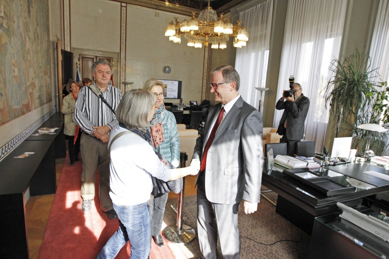 Zweiter Nationalratspräsident Karlheinz Kopf (V) begrüßt BesucherInnen in seinem Büro