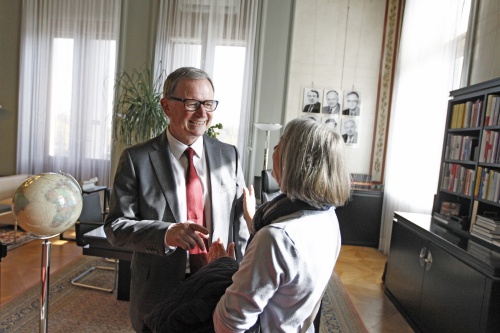 Zweiter Nationalratspräsident Karlheinz Kopf (V) begrüßt BesucherInnen in seinem Büro