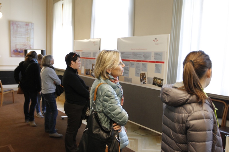 BesucherInnen besichtigen das Parlamentsgebäude