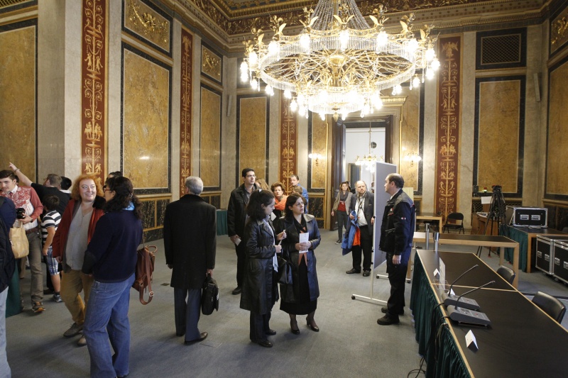 BesucherInnen besichtigen das Parlamentsgebäude