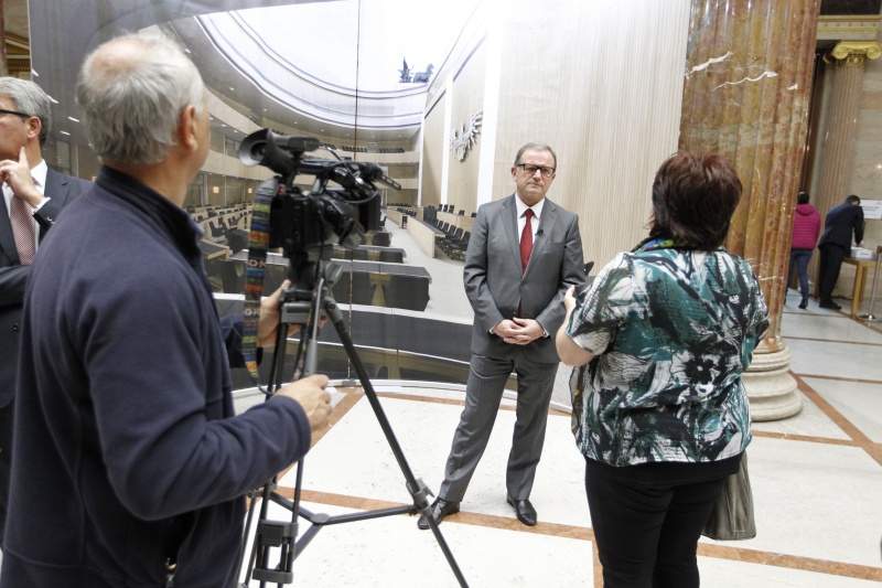 BesucherInnen besichtigen das Parlamentsgebäude