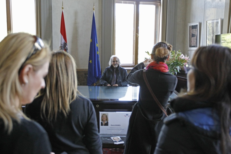 BesucherInnen besichtigen das Parlamentsgebäude