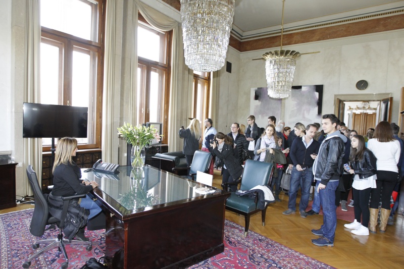 BesucherInnen besichtigen das Parlamentsgebäude
