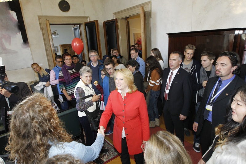Nationalratspräsidentin Doris Bures (S) (Mitte) begrüßt BesucherInnen in ihrem Büro