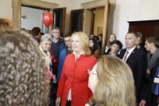 Nationalratspräsidentin Doris Bures (S) (Mitte) begrüßt BesucherInnen in ihrem Büro
