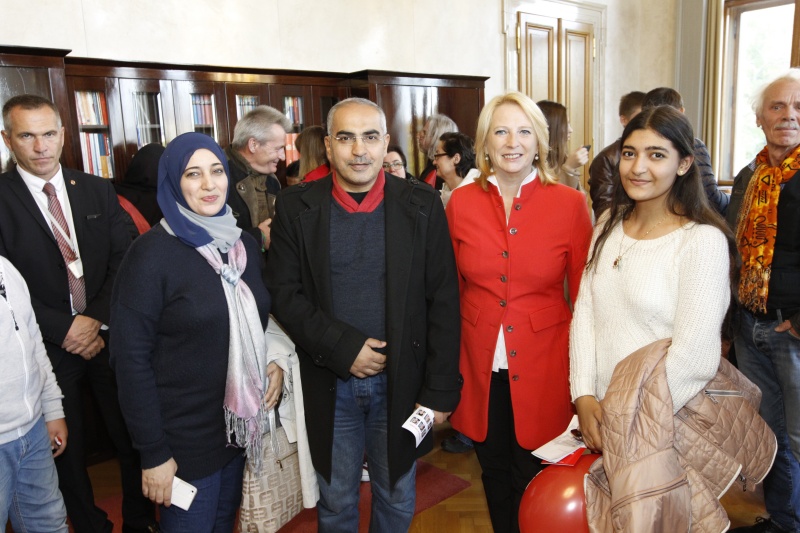 Nationalratspräsidentin Doris Bures (S) 82.v.re.) begrüßt BesucherInnen in ihrem Büro