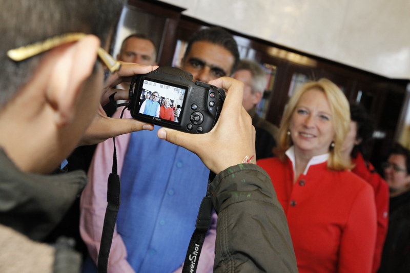 Nationalratspräsidentin Doris Bures (S) (re) begrüßt BesucherInnen in ihrem Büro