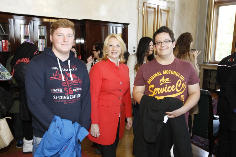 Nationalratspräsidentin Doris Bures (S) (Mitte) begrüßt BesucherInnen in ihrem Büro