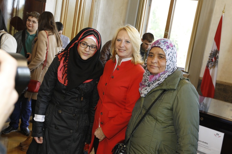 Nationalratspräsidentin Doris Bures (S) (Mitte) begrüßt BesucherInnen in ihrem Büro