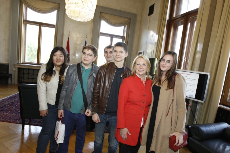 Nationalratspräsidentin Doris Bures (S) (2.v.re.) begrüßt BesucherInnen in ihrem Büro